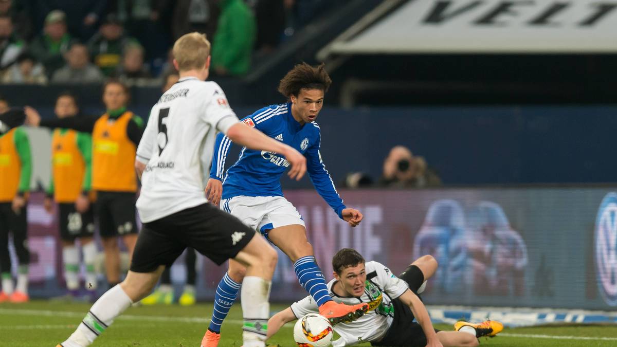 Dort kommt Hinteregger angerauscht, um die Situation zu klären