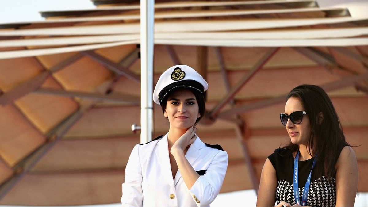 Beste Aussicht: Zwei weibliche Fans begutachten das Motorenspektakel von einer Jacht aus