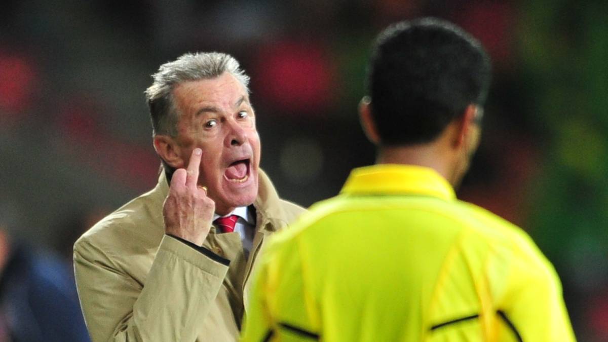 Bei der WM 2010 richtete er den Finger auf den saudischen Unparteiischen Khalil Al Ghamdi - was damals keine Folgen nach sich zog, die allgemeine Deutung war, dass Hitzfeld es unbewusst gemacht hatte