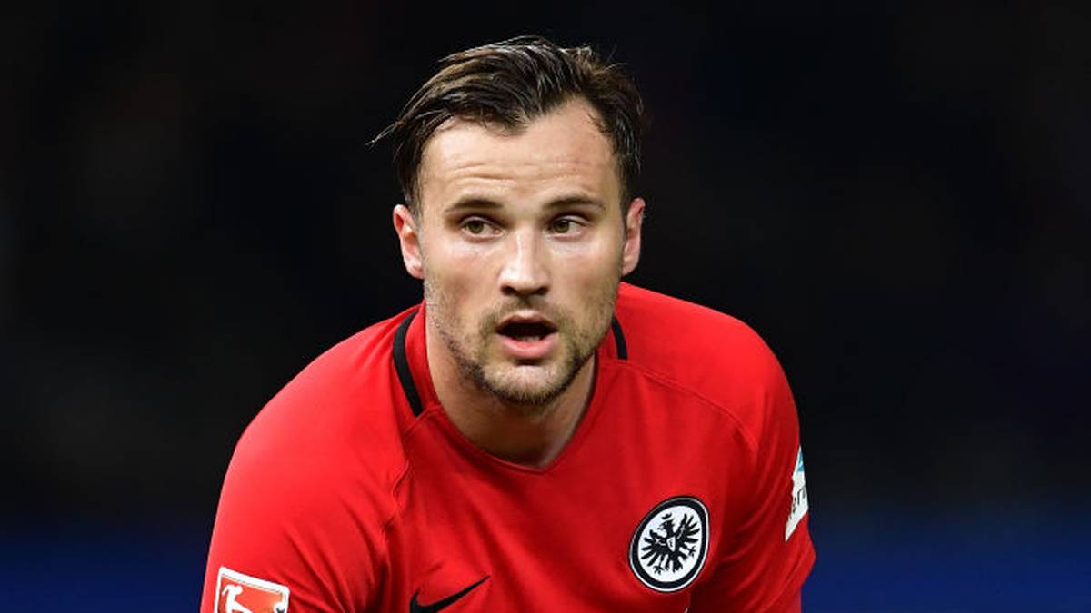 … obwohl er damit gegen die FIFA-Statuten verstieß und in der Bundesliga religiöse und politische Botschaften grundsätzlich verboten sind, bestrafte der DFB weder Seferovic noch Ujah – stellte aber klar: Mehr Ausnahmen wird es künftig nicht geben