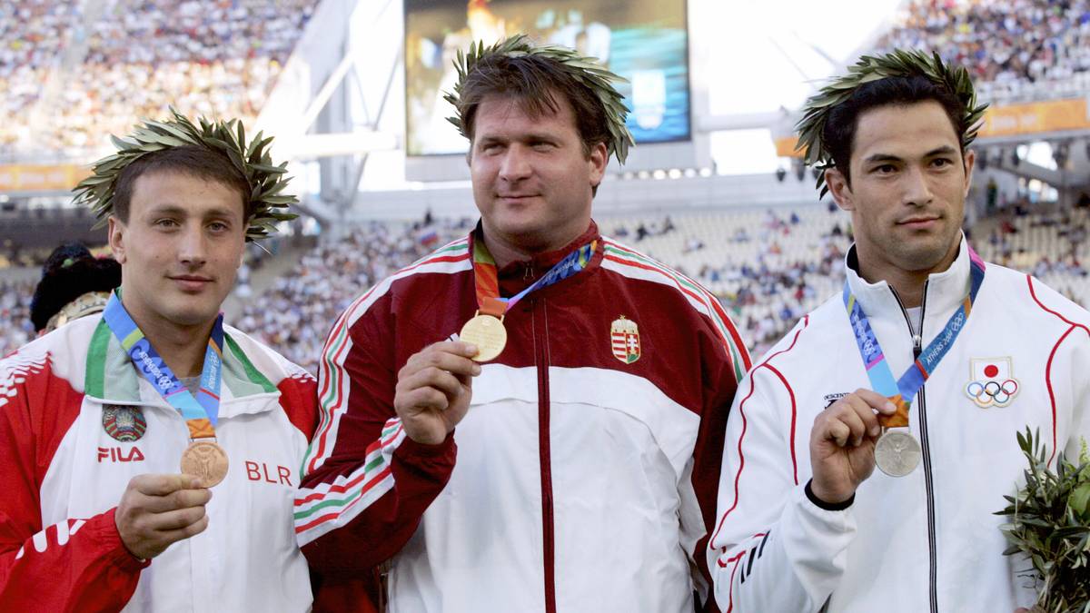 ADRIAN ANNUS: Und auch ein Hammerwerfer muss seine Goldmedaille nach den Olympischen Spielen 2004 wieder abgeben. Der Ungar Adrian Annus verweigert zweimal die Doping-Kontrolle und muss seinen Sieg somit dem Japaner Koji Murofushi überlassen. Es gibt Hinweise darauf, dass die abgegebenen Proben nicht alle von Annus selbst stammen - daraufhin wird er für zwei Jahre gesperrt