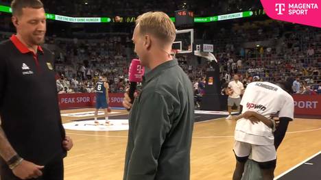 Basketball-Star Dennis Schröder hat das Fernsehinterview von Daniel Theis mit seinem Nachwuchs gecrasht.