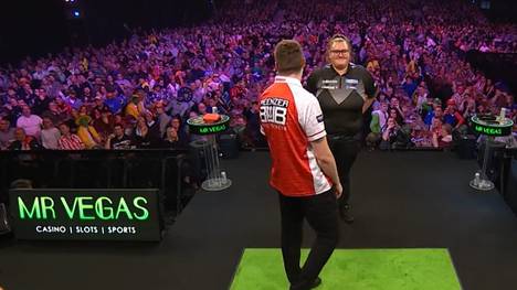 Niko Springer hat im Spiel gegen Beau Greaves die Chance, das Shanghai-Finish zu checken. Das Publikum versucht, ihn aus dem Konzept zu bringen - er lässt es nicht ohne Reaktion stehen.