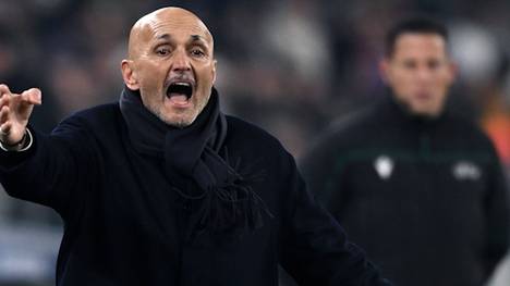 Nach dem 2:0 gegen Benfica erzählt Juve-Trainer Luciano Spalletti von einem Fan, der immer wieder Wechsel forderte. Spalletti betont, der Austausch sei jederzeit höflich geblieben.
