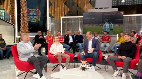 Horst Heldt frotzelt im STAHLWERK Doppelpass wegen des sehenswerten Treffers von Leipzigs Xavi Simons gegen Leverkusen in Richtung Stefan Effenberg. 
