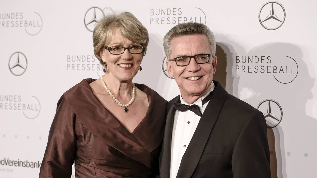 THOMAS DE MAIZIERE: Der frühere Bundesinnenminister sagte, er habe in der Zeitung gelesen, dass sein Name gehandelt werde. Dies stehe für ihn aktuell jedoch nicht zur Debatte