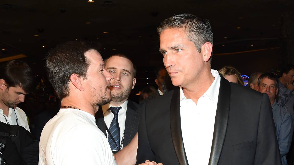 Mark Wahlberg (l.) fachsimpelt mit Schauspieler-Kollege Jim Caviezel