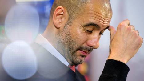 Trainer Pep Guardiola vom FC Bayern München kratzt sich am Kopf