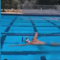 Unfassbarer Balanceakt! Gold-Schwimmerin sorgt für viralen Hit