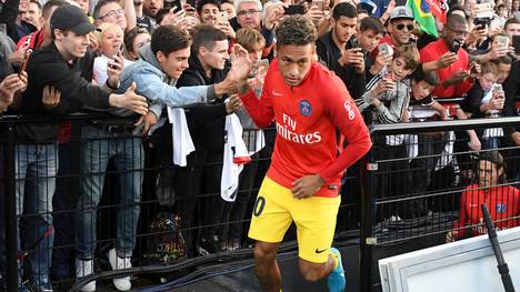 Neymar wird von Fans von Paris Saint-Germain frenetisch empfangen