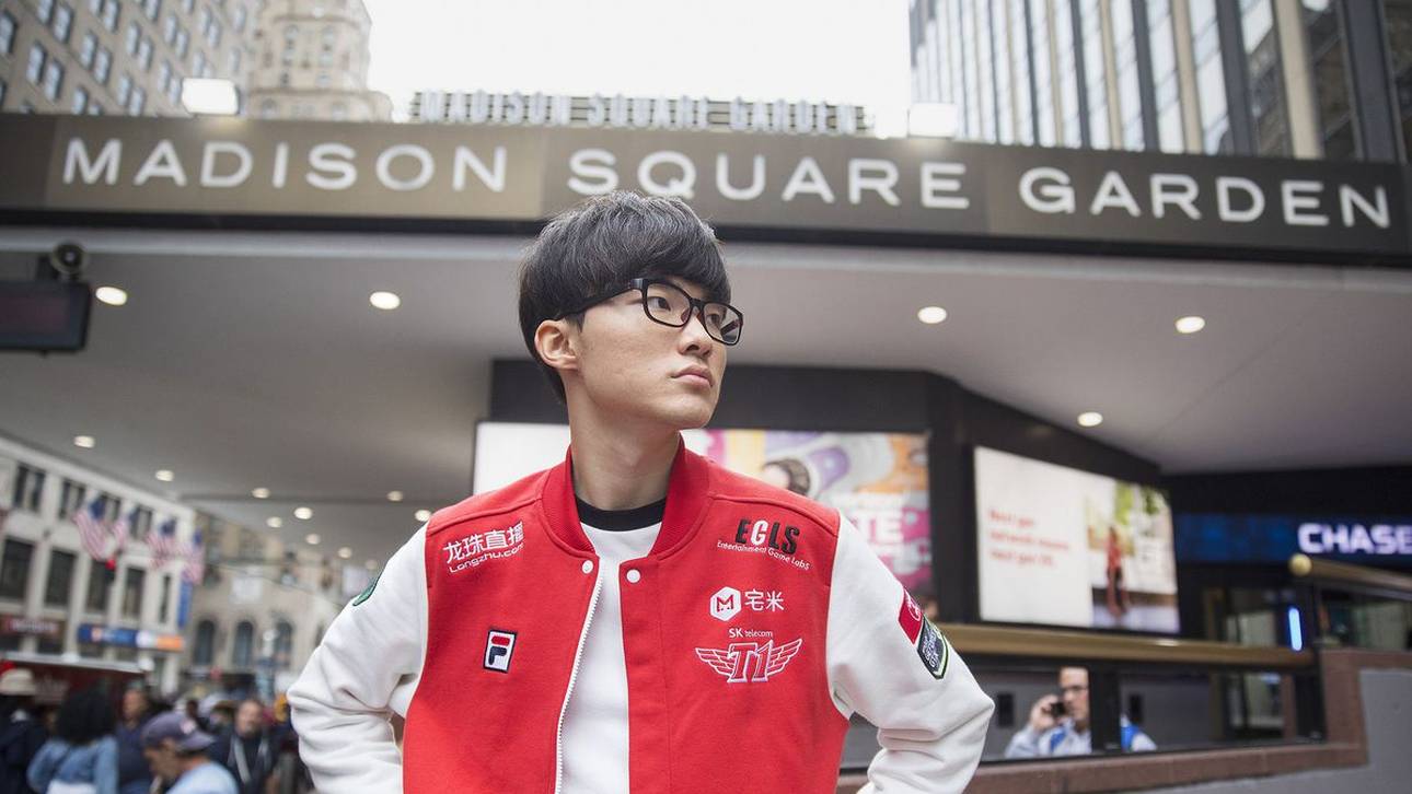 Lee "Faker" Sang-hyeok vor dem berühmten Madison Square Garden in New York City.