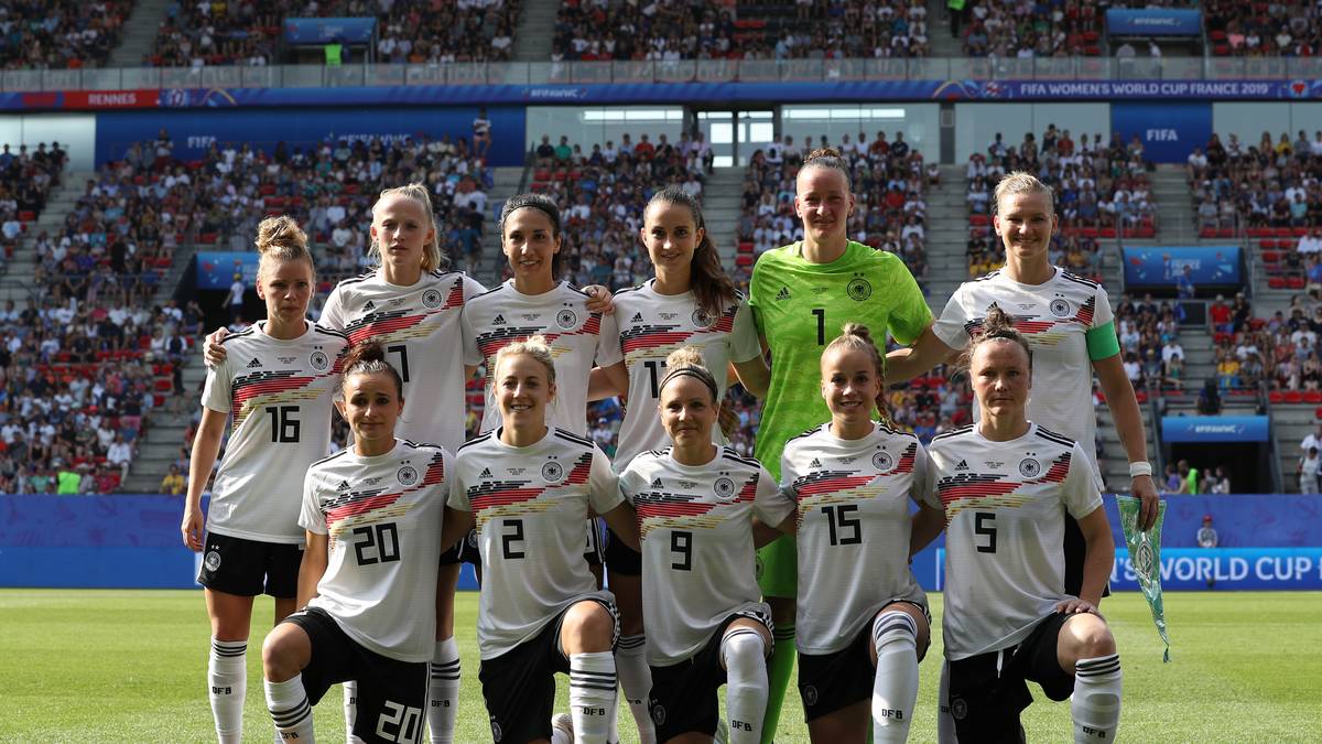 Der Traum von Gewinn der Weltmeisterschaft ist für die junge deutsche Nationalmannschaft geplatzt. Die 1:2-Niederlage gegen Schweden ist ebenso bitter wie verdient. Die ersten beiden Gegentore bei dieser WM reichen für das Ausscheiden. Neben diesem verpassen die deutschen Damen aber auch die Qualifikation für Olympia im nächsten Jahr. 