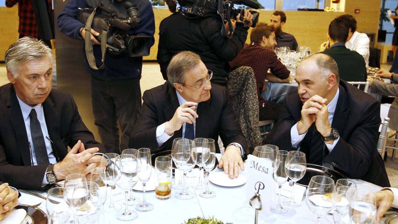 Pablo Laso (r.) bei Real Madrid - an einem Tisch mit Florentino Pérez (M.) und Carlo Ancelotti (l.) 2014