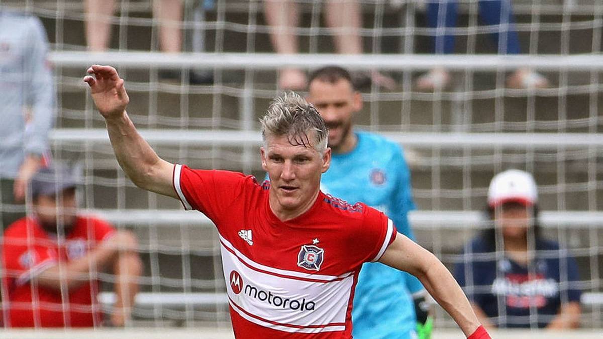 "Mein Abschied als aktiver Spieler stimmt mich ein bisschen wehmütig", ergänzte Schweinsteiger, aber er freue sich "auch auf die spannenden Aufgaben, die mich bald erwarten. Dem Fußball werde ich treu bleiben" Was der frühere Bayern-Star in Zukunft genau macht, ließ er offen. Nach SPORT1-Informationen will er sich zeitnah entscheiden