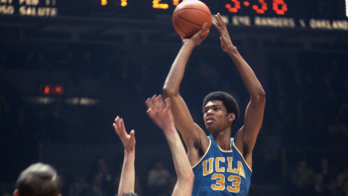 Er entschied sich für den legendären John Wooden und die UCLA Bruins. Weil Freshman damals nicht spielen durften, wurde er "nur" dreimal College-Meister, Spieler des Jahres und bester Spieler des Final Four. Von seinen 90 Spielen für UCLA verlor Alcindor ganze zwei