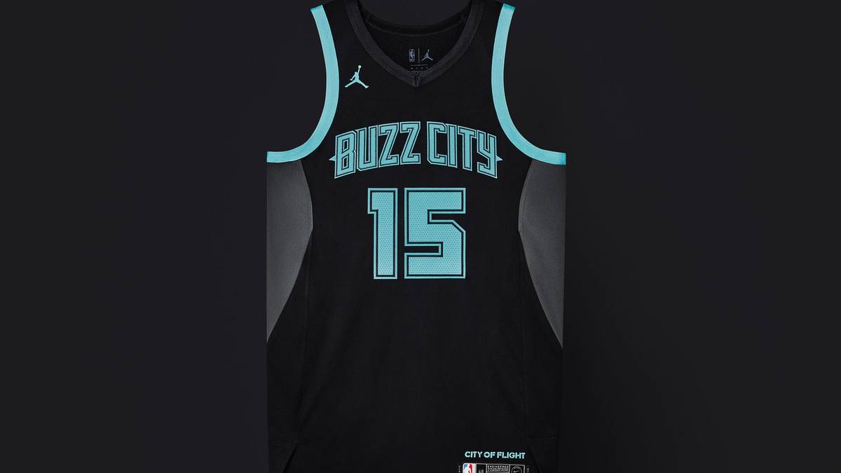 Ein im Design verstecktes Schild-Logo ist vom Engagement für die Team-Einheit inspiriert und erinnert an das Air Jordan Flight-Logo