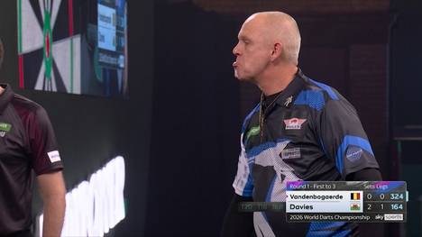 Mario Vandenbogaerde spielt in seinem ersten Match bei der Darts-WM 2026 gegen David Davies. Die Kommentatoren Basti Schwele und Robert Marijanovic sehen nicht nur wegen des Spitznamens Ähnlichkeiten zu einer deutschen Fußballlegende.