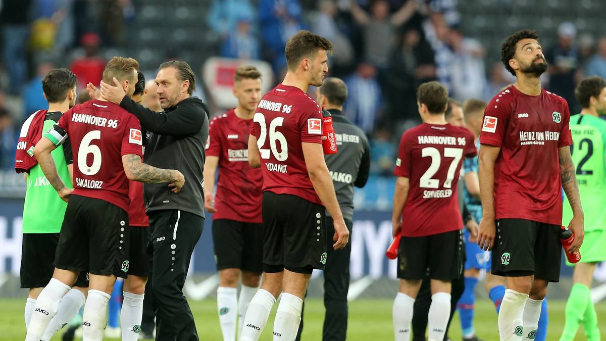 DEUTSCHLAND: Einen Spieltag vor Schluss stand bereits fest, dass Hannover 96 als Tabellenletzter wieder den bitteren Gang in die zweite Liga antreten muss
