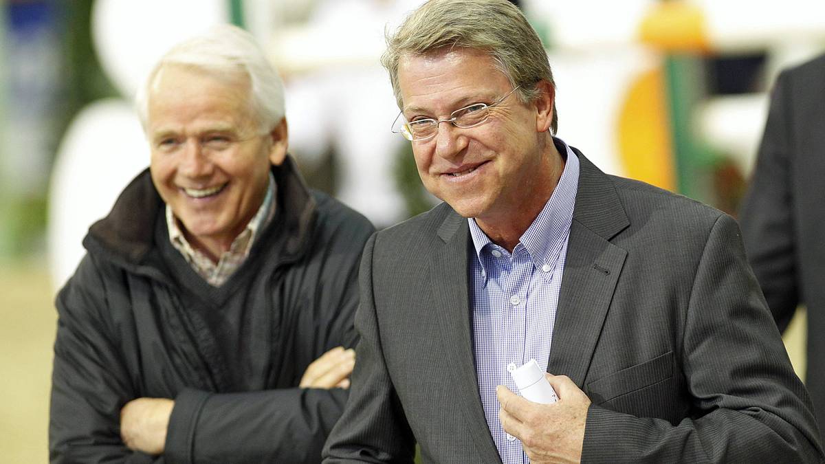 Und auch für unappetitlichere Momente hat Sostmeier - hier  mit Reitmeister Achaz von Buchwaldt - die richtigen Worte: Bei den Spielen 2004 kommentiert er das Äppeln des Pferdes von Markus Fuchs vor seiner Runde so: "Und hier ist Tinka's Boy, im Moment noch beim Verklappungsvorgang" 