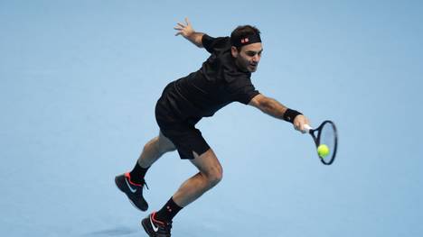 LONDON, ENGLAND - NOVEMBER 16: Roger Federer of Switzerland stretches to play a backhand in his semi-final singles match against Stefanos Tsitsipas of Greece during Day Seven of the Nitto ATP World Tour Finals at The O2 Arena on November 16, 2019 in London, England. (Photo by Julian Finney/Getty Images)