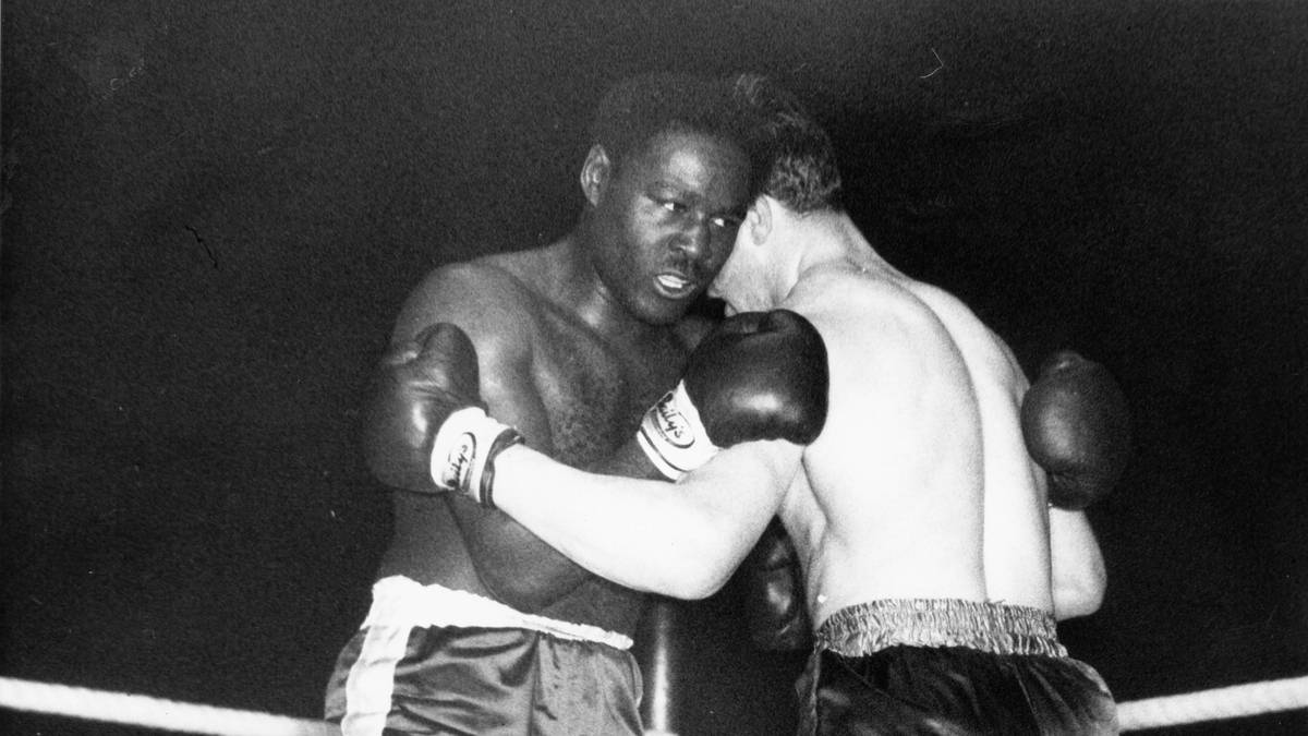 Lange blieb Charles nicht auf dem Gipfel, nach dem verlorenen Rückkampf gegen Walcott sank sein Stern. Allerdings schrieb er noch Geschichte als einziger Gegner, der 15 Runden gegen Rocky Marciano überstand
