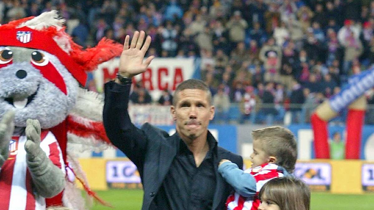 Nach einem Intermezzo bis 2005 bei Atletico Madrid beendet er im Februar 2006 nach über 600 Spielen in Verein und Nationalmannschaft seine außergewöhnliche Spielerkarriere bei Racing Club in Argentinien