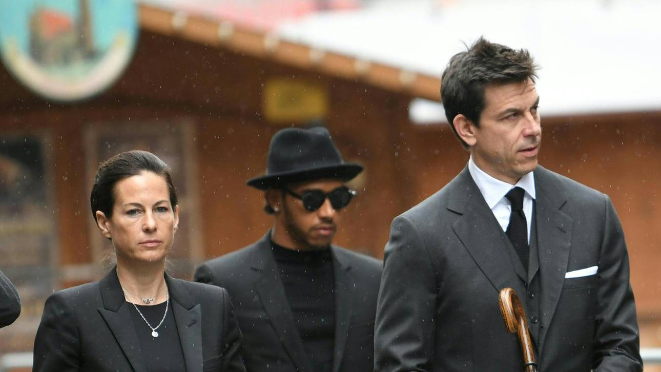 Die Ehefrau von Niki Lauda, Birgit Lauda, wurde von Lewis Hamilton und Toto Wolff in die Kirche begleitet