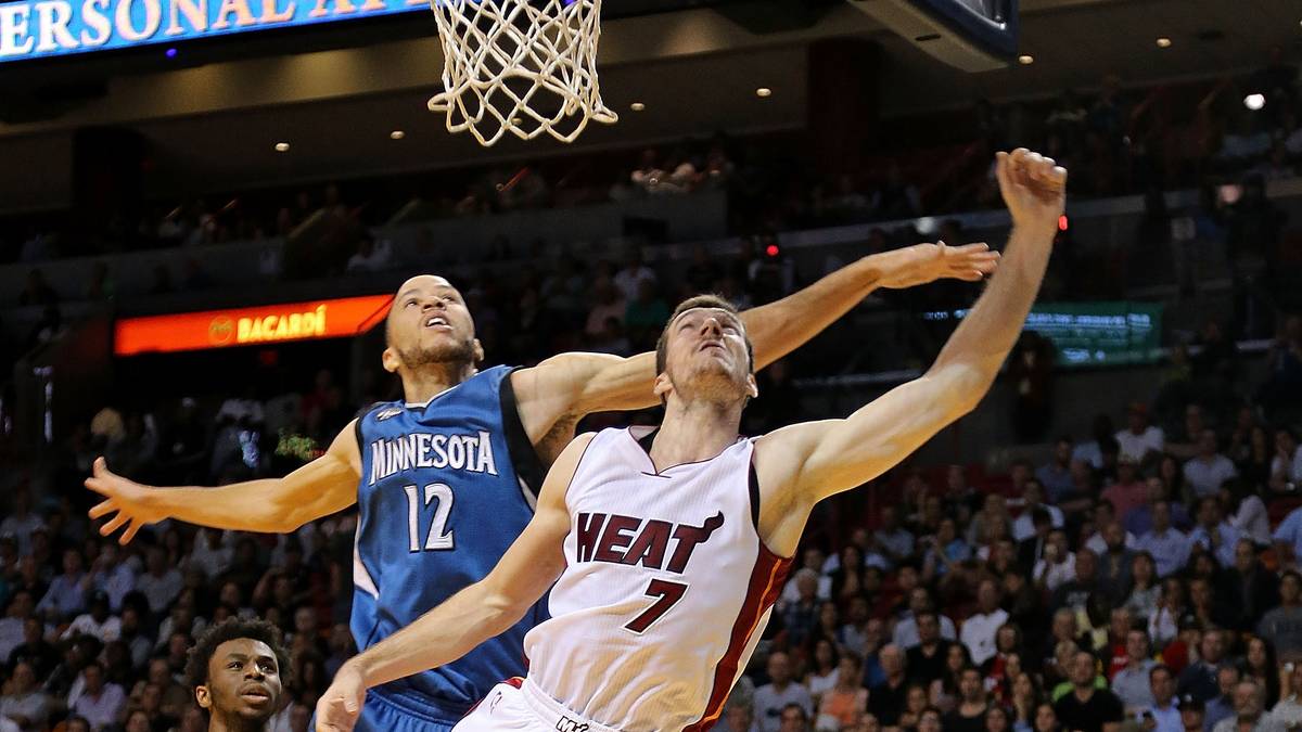 Was Goran Dragic (l.) und Tayshaun Prince zeigen, schaut ein bisschen nach Ballett
