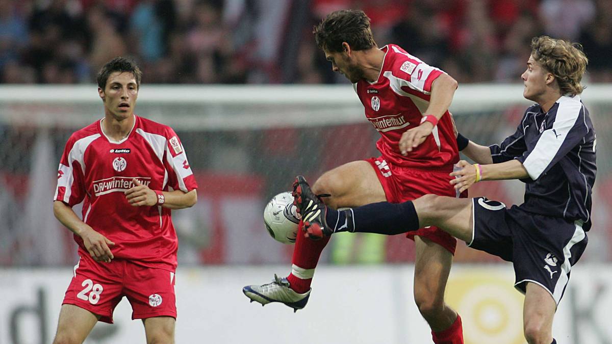 Ihm folgt im Jahr darauf Mathias Abel (l.). Auch er kann sich auf Schalke nicht durchsetzen, wird direkt an den HSV verliehen und landet wie Azaouagh 2009 beim FCK. Fünf Jahre später beendet er dort nach 52 Spielen für die Pfälzer seine Karriere