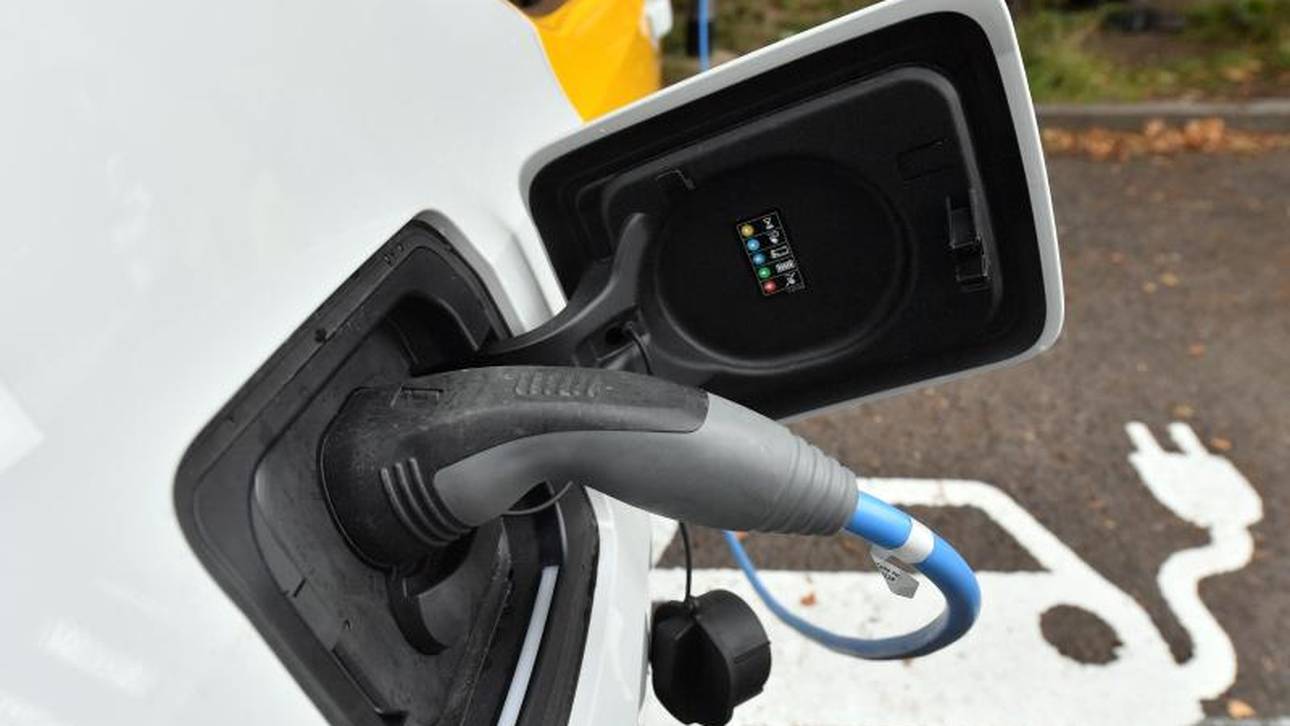 E-Autos: Säulen fehlen, Strom teuer