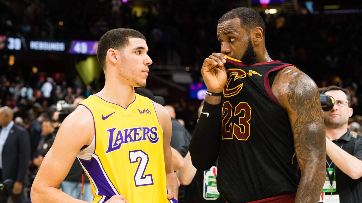 PLATZ 5: Auch im Sommer 2018 zieht LeBron James alle NBA-Fans mit seiner Entscheidung in den Bann. Zuvor lehnt "King James" eine hochdotierte Option auf Vertragsverlängerung bei den Cavaliers ab. Die Teams stehen Schlange, um ihn von einem Wechsel zu überzeugen 