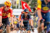Primoz Roglic startet mit großen Ambitionen in die 111. Tour de France und kämpft trotz erster Rückschläge um den Gesamtsieg. Der slowenische Radstar will endlich das Gelbe Trikot erobern und sich seinen Lebenstraum erfüllen.  