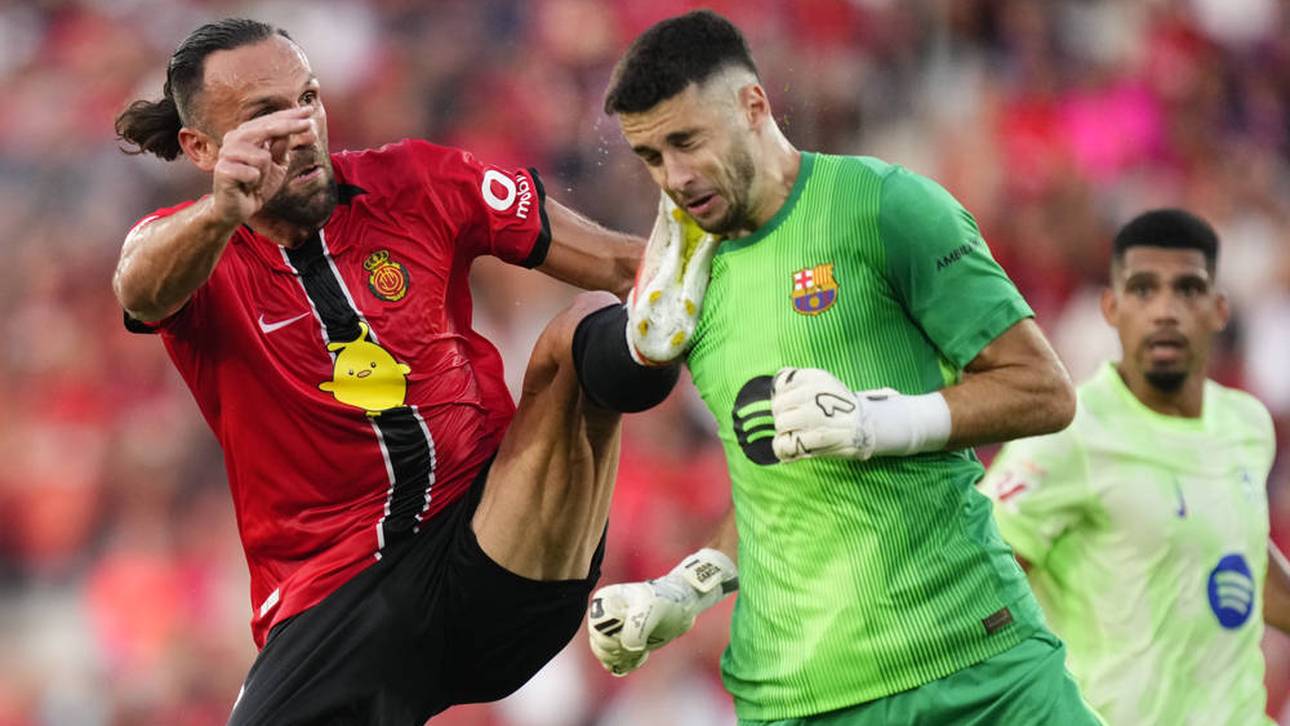 Barcas neuer Torhüter Joan Garcia wird im Spiel auf Mallorca von seinem Gegenspieler Vedat Muriqi böse getroffen