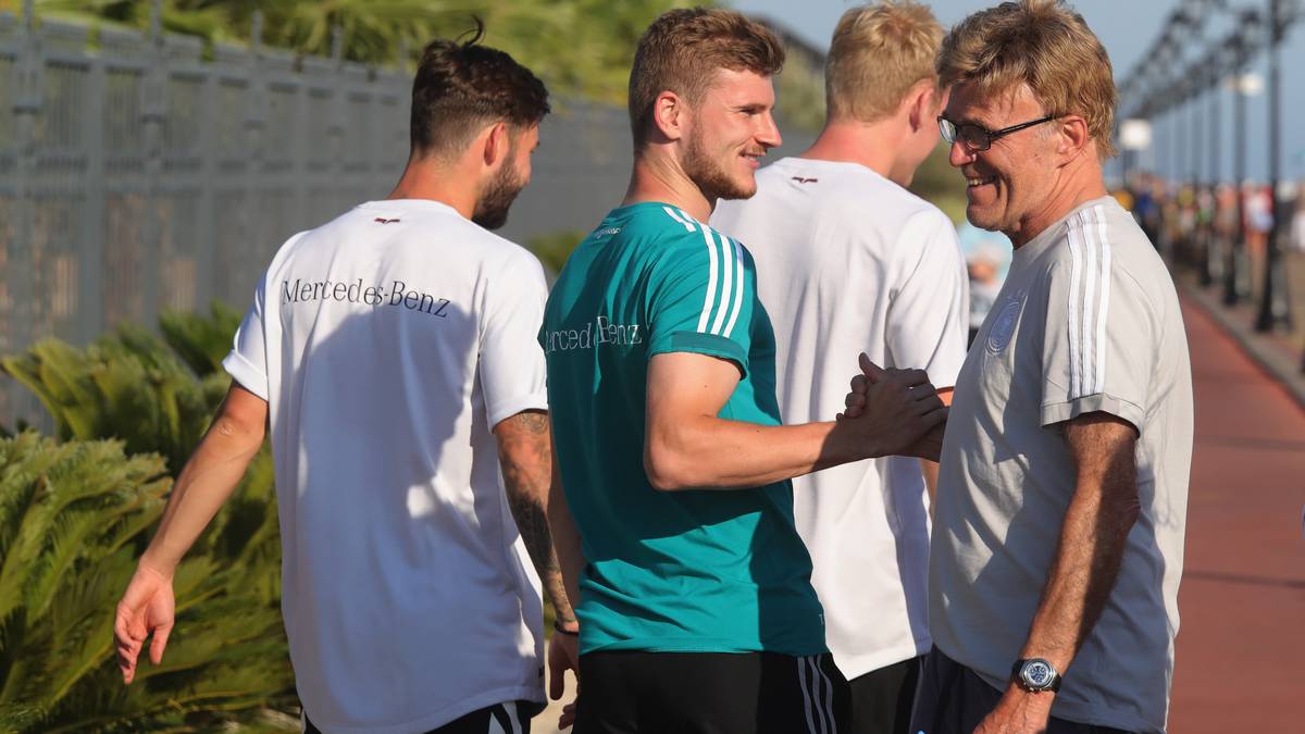 Was ebenfalls ein Thema gewesen sein soll: Ein Graben zwischen den etablierten Weltmeistern von 2014 und großen Teilen der jüngeren Spieler, den Confed-Cup-Siegern 2017