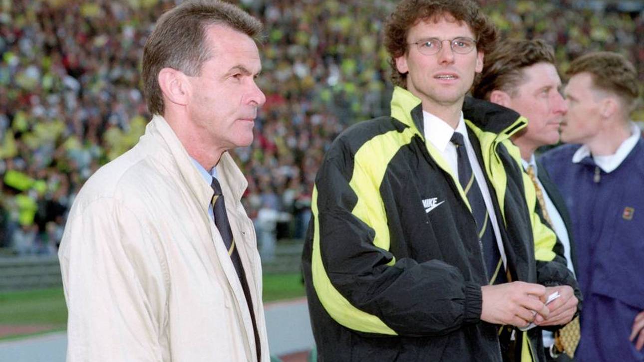 Trainer Ottmar Hitzfeld (li.) und Co Trainer Michael Henke beim CL-Finale 1997