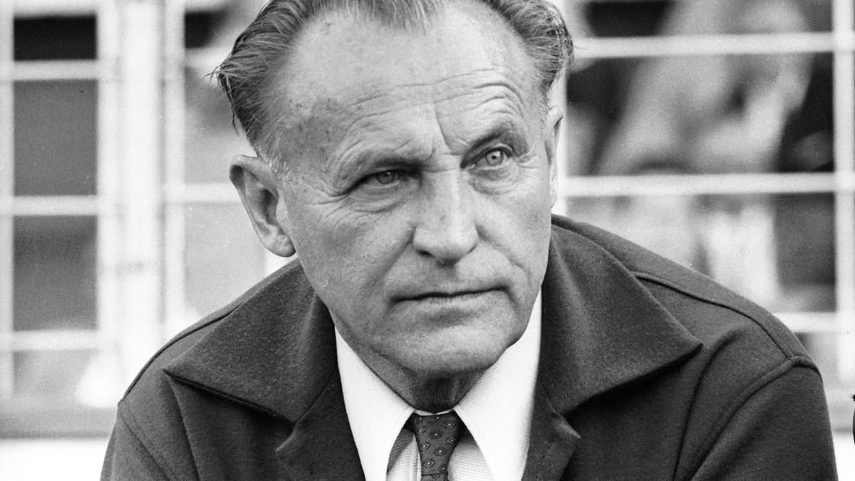 PLATZ 4 - PAUL OßWALD † (70 Jahre, 242 Tage): Wird 1929 von "Reichstrainer" Otto Nerz an Eintracht Frankfurt vermittelt. Dort gewinnt er 1930 und 1932 zwei Mal die süddeutsche Meisterschaft. Nach dem Krieg folgt der Wechsel zu den Kickers Offenbach. Mit dem OFC erreicht er ebenfalls zwei Mal den Gewinn der süddeutschen Meisterschaft