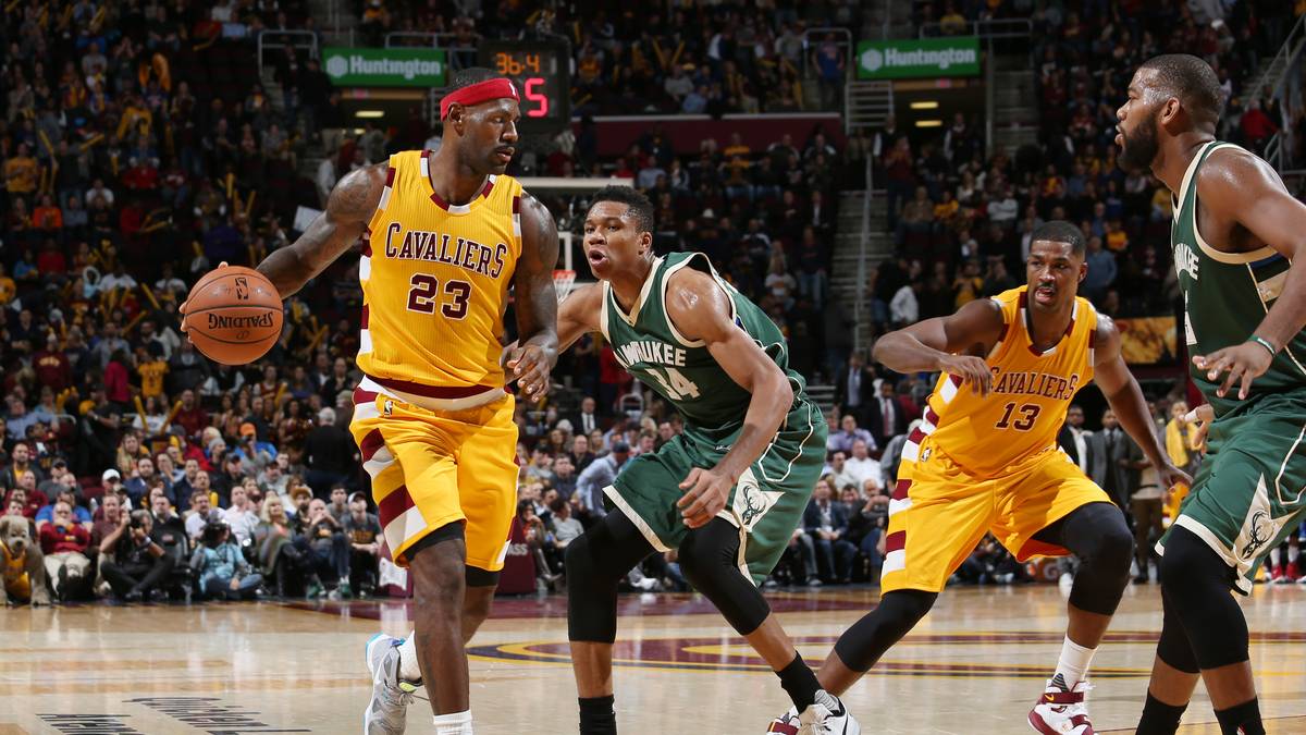 In Cleveland führt LeBron James seine Cavaliers zum 115:100-Erfolg gegen die Milwaukee Bucks. Unterstützung erhält der viermalige MVP von Kevin Love, der auf 22 Punkte und 15 Rebounds kommt