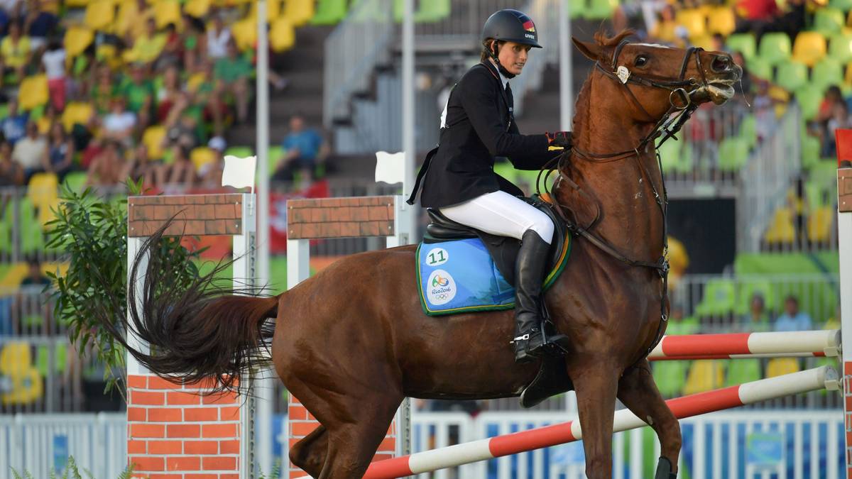 Als große Medaillenhoffnung ging Lena Schöneborn in den Modernen Fünfkampf. Am Ende belegte sie den 32. Platz - ein Debakel. Schuld an der Misere hatte "Legende", die bockige Fuchsstute, die Schöneborn zugelost wurde und im Springreiten mehrmals verweigerte