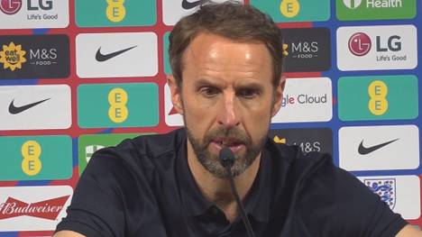 Beim UEFA Nations League-Spiel zwischen England und Ungarn gibt es den nächsten Skandal, Ungarn-Fans fallen negativ mit Buhrufen auf, während die englischen Spieler vor der Partie auf die Knie gehen. 