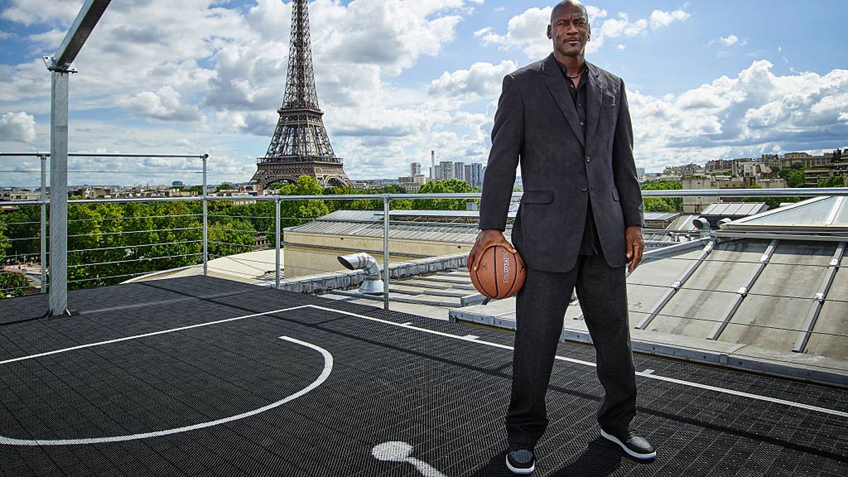 MICHAEL JORDAN: Die wohl bekannteste Kooperation eines Sportlers mit einer Marke ist die von Chicago-Bulls-Legende Michael Jordan mit Nike. Seinen Ursprung hat die weltbekannte Marke "Air Jordan" im Jahr 1984, als NIKE dem besten Basketball-Spieler aller Zeiten einen eigenen Schuh widmete