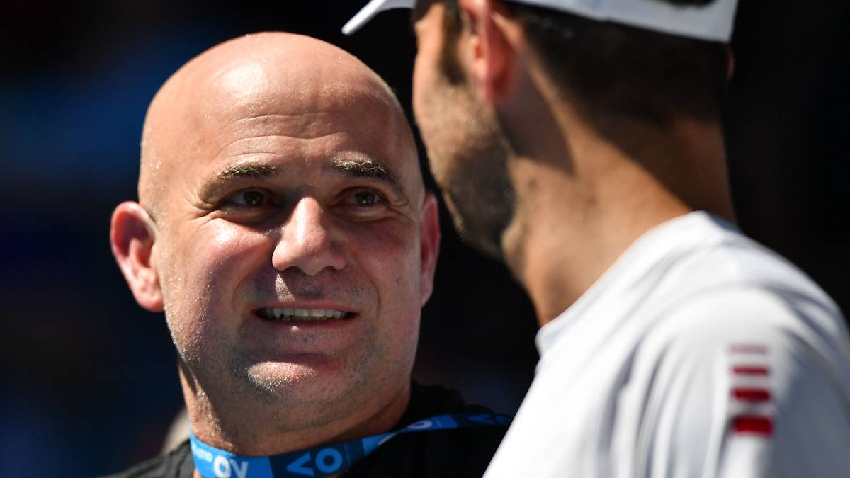 Als Trainer konnte Agassi Djokovic jedoch nicht weiterhelfen. Nach zehn Monaten gab Agassi die Trennung bekannt, es hätte zu viele Meinungsverschiedenheiten gegeben