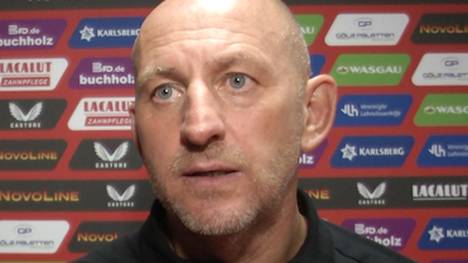 Torsten Lieberknecht fährt mit dem 1. FC Kaiserslautern den ersten Saisonsieg ein. Der FCK-Trainer spricht über die besondere Bedeutung des Dreiers - und reagiert auf Kritik von Schalkes Timo Becker.