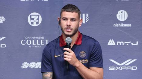 Lucas Hernández spricht über seine Zeit beim FC Bayern und die Beweggründe für den Abschied. Dabei witzelt er auch über seine zahlreichen Verletzungen.