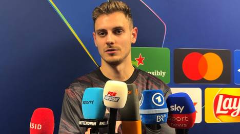 Josip Stanisic hadert nach dem Sieg des FC Bayern München gegen Paris Saint-Germain mit sich. Er ließ die Großchance zum 3:0 liegen.