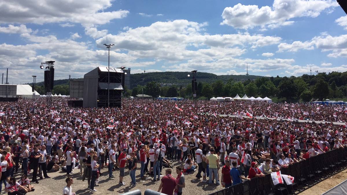 Die VfB-Fans, die dem Geschehen nicht im Stadion beiwohnen können, haben sich derweil auf dem Cannstatter Wasen eingefunden, einem Stuttgarter Festgelände

