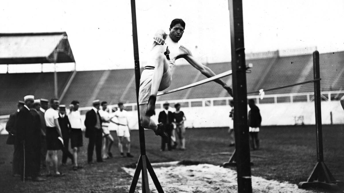 Heutzutage haben die Hochspringer ihren Anlauf perfekt abgestimmt. Doch bei den Olympischen Spielen zwischen 1900 und 1912 mussten die Athleten aus dem Stand hochspringen. Dabei wurden Höhen zwischen 1,00 und 1,50 Meter erzielt