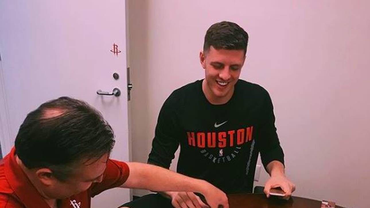 Hartenstein unterzeichnet in Houston