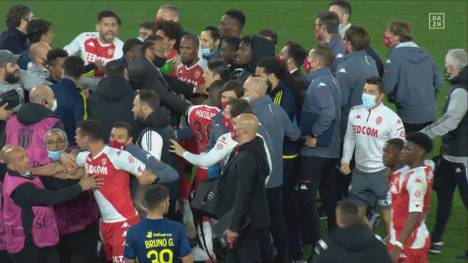 Irres Spitzenspiel! Lyon gelingt in der Nachspielzeit das goldene Tor zum Sieg über Monaco. Nach der Partie gehen die Spieler aufeinander los. Es gibt fünf rote Karten!