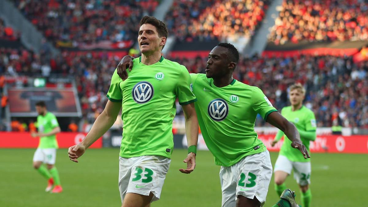 Leverkusen ist am Boden, die Wolfsburger obenauf. Der zuvor glücklose Gomez dreht nun auf. Alles läuft für den VfL wie nach Drehbuch, aber das Spiel ist noch nicht vorbei...