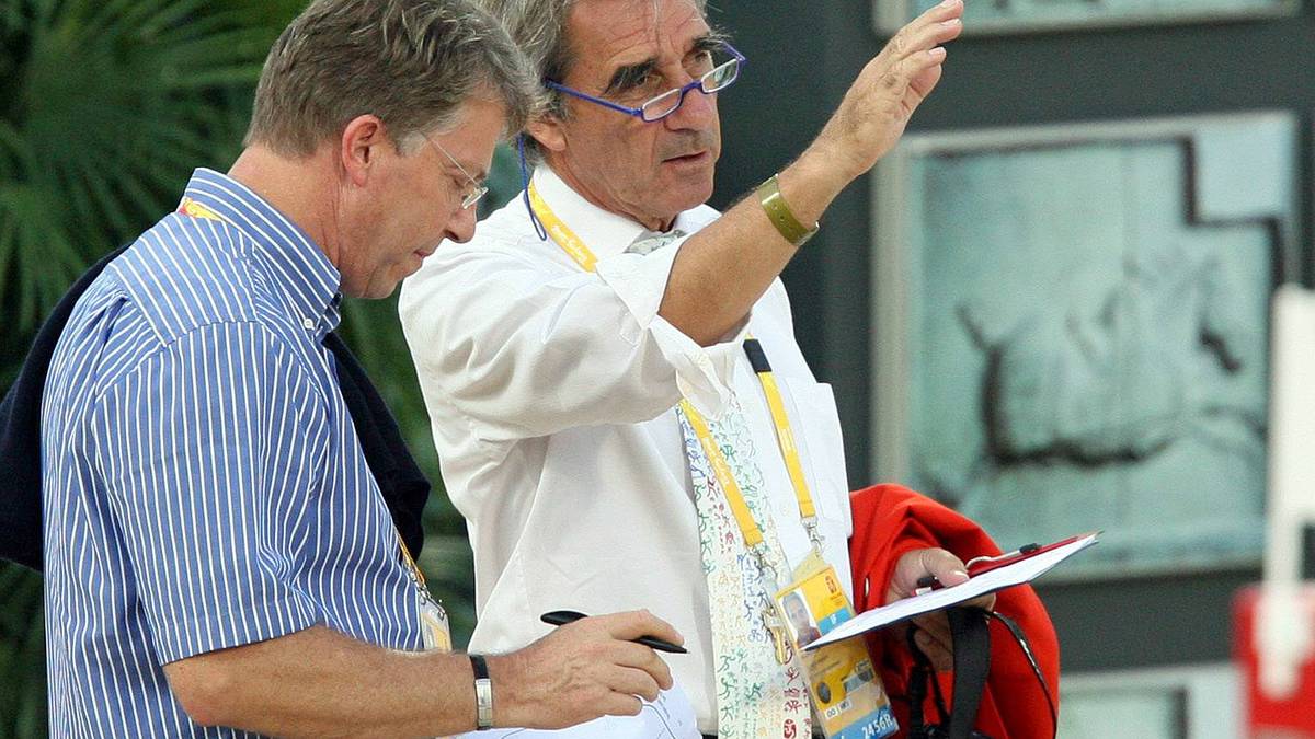 Sostmeier - "Ein Deutschlehrer benotete meine Aufsätze mit dem Satz: Mit Rücksicht auf die Eltern noch vier" -  behauptet von sich:  "Ich gehe in jede Übertragung so nackt, wie ich in die Sauna gehe." Was 2008 in Athen anders ausschaut, schließlich hört er dem Technischen Delegierten Olaf Petersen sehr aufmerksam zu